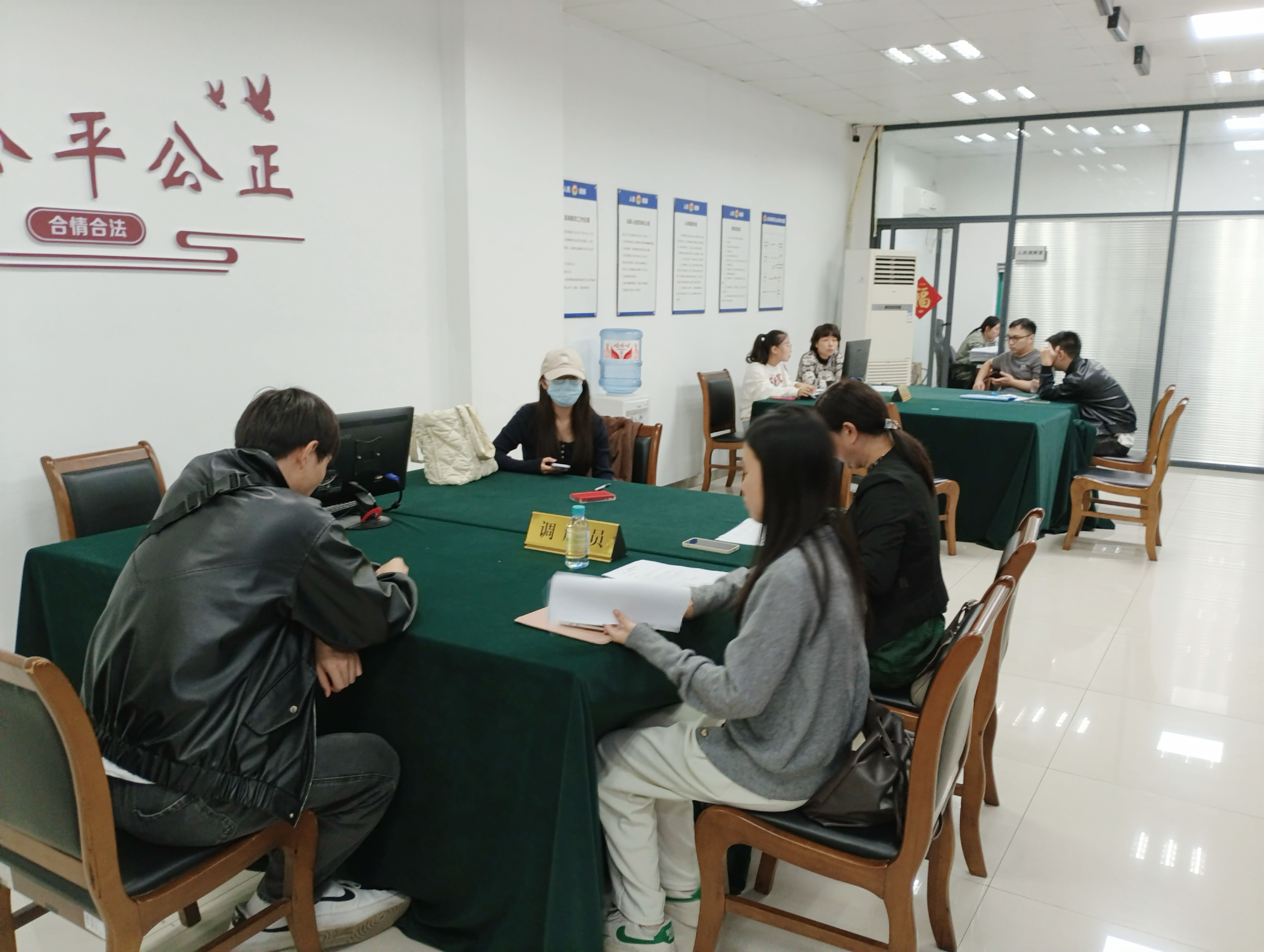 调解显温情，商业洪流中的信任与重生